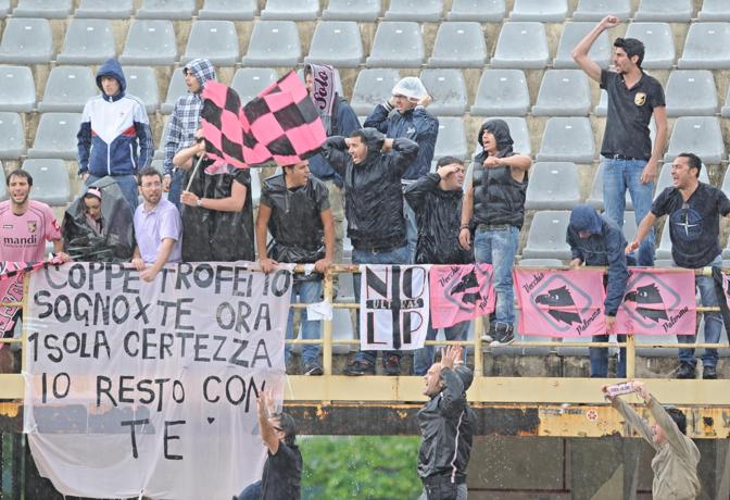 I tifosi del Palermo a Firenze applaudono comunque la loro squadra, con il dolore nel cuore. Ansa